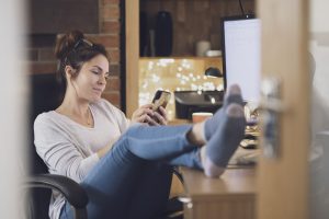 Femme rassurée de pouvoir consulter sa consommation via le compteur Linky - la bellenergie