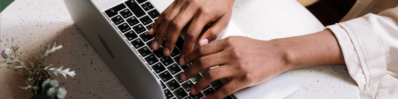 Ordinateur portable allumé avec clavier