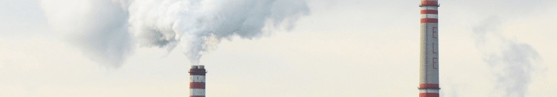 Cheminée avec fumée blanche grise qui s'échappe