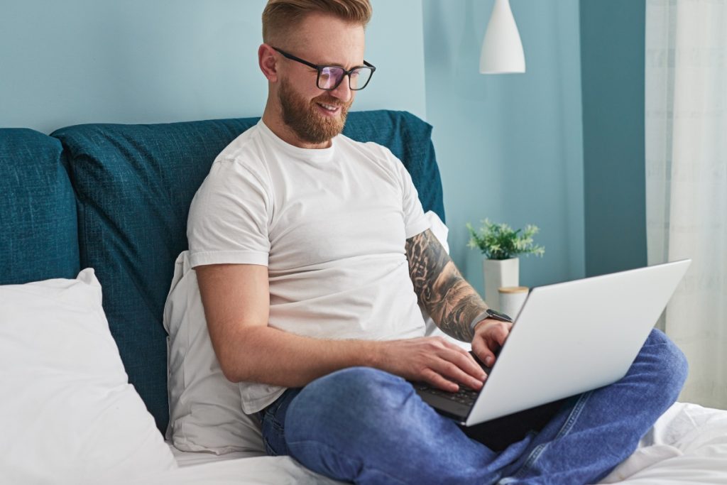 Homme sur ordinateur pour changer de fournisseur