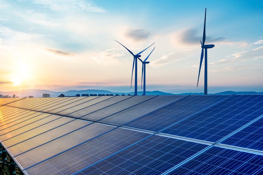 Eoliennes et panneaux solaires