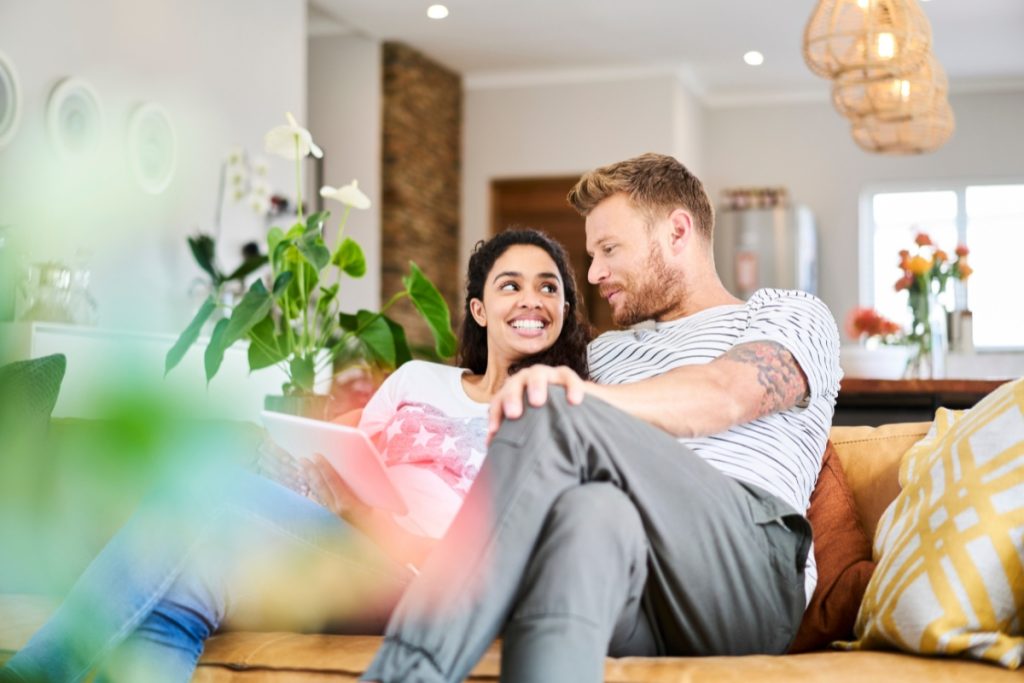 Couple compare offres électricité sur tablette