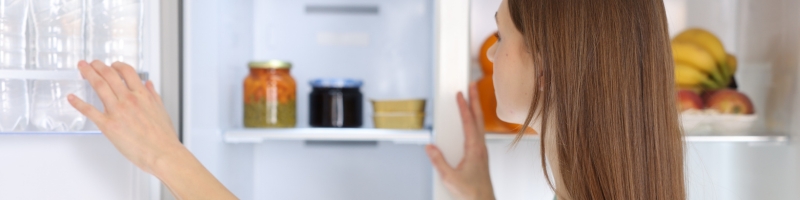 Femme qui ouvre un frigo