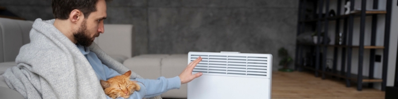 Homme devant chauffage