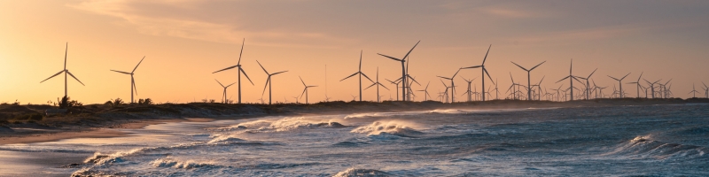 éoliennes derrière la mer