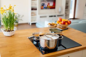 Combien consomme une plaque de cuisson