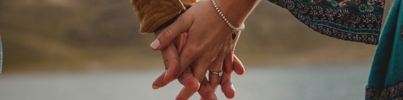 Couple promenade dans la nature