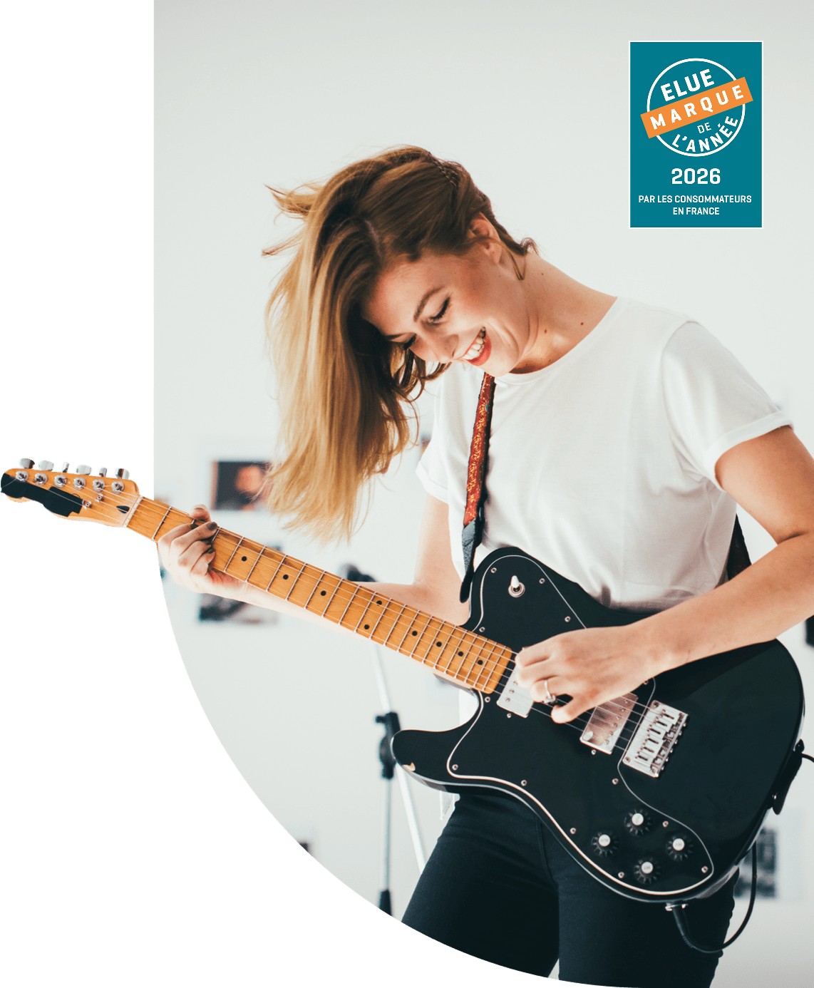 Femme heureuse de son choix de fournisseur d'électricité élue marque de l'année