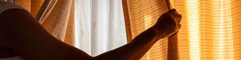 garder les rideaux tirés la nuit