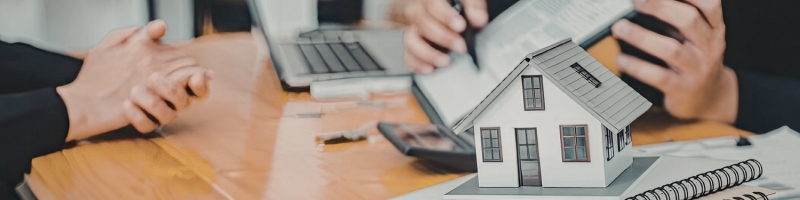 Agent immobilier présente maison et performance énergétique