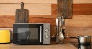 Micro-ondes - est-ce vraiment l’appareil le plus économe pour réchauffer