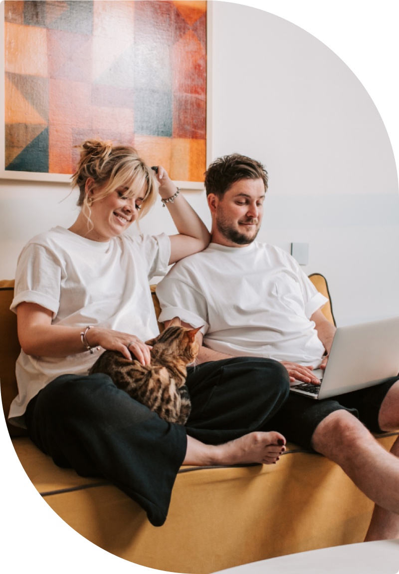 Couple analyse son contrat d'électricité sur ordinateur