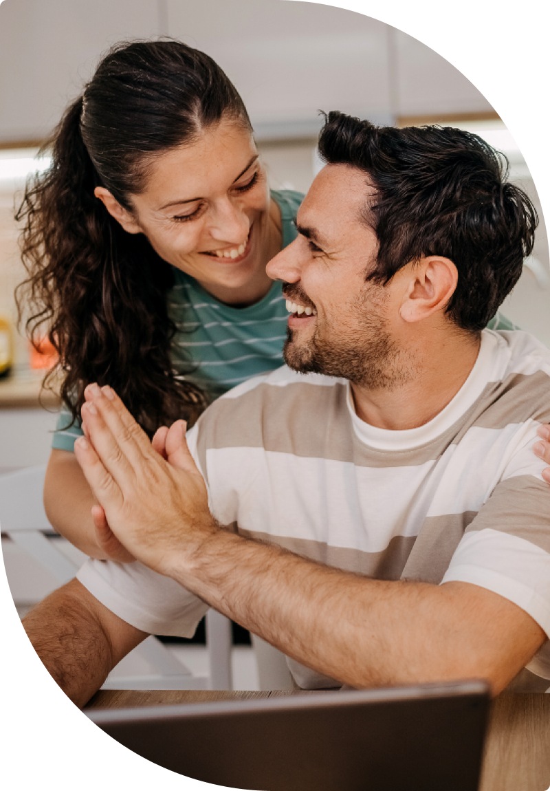 Couple heureux à la maison