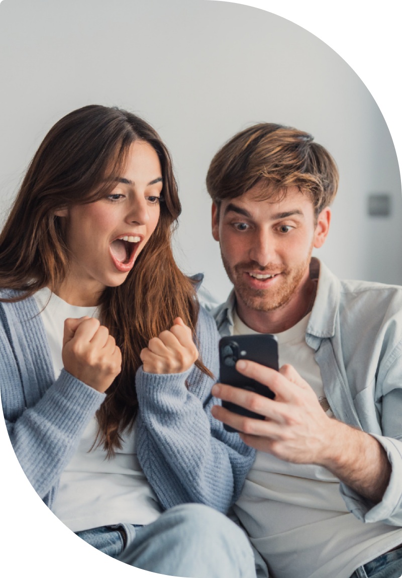 Couple heureux devant leur smartphone