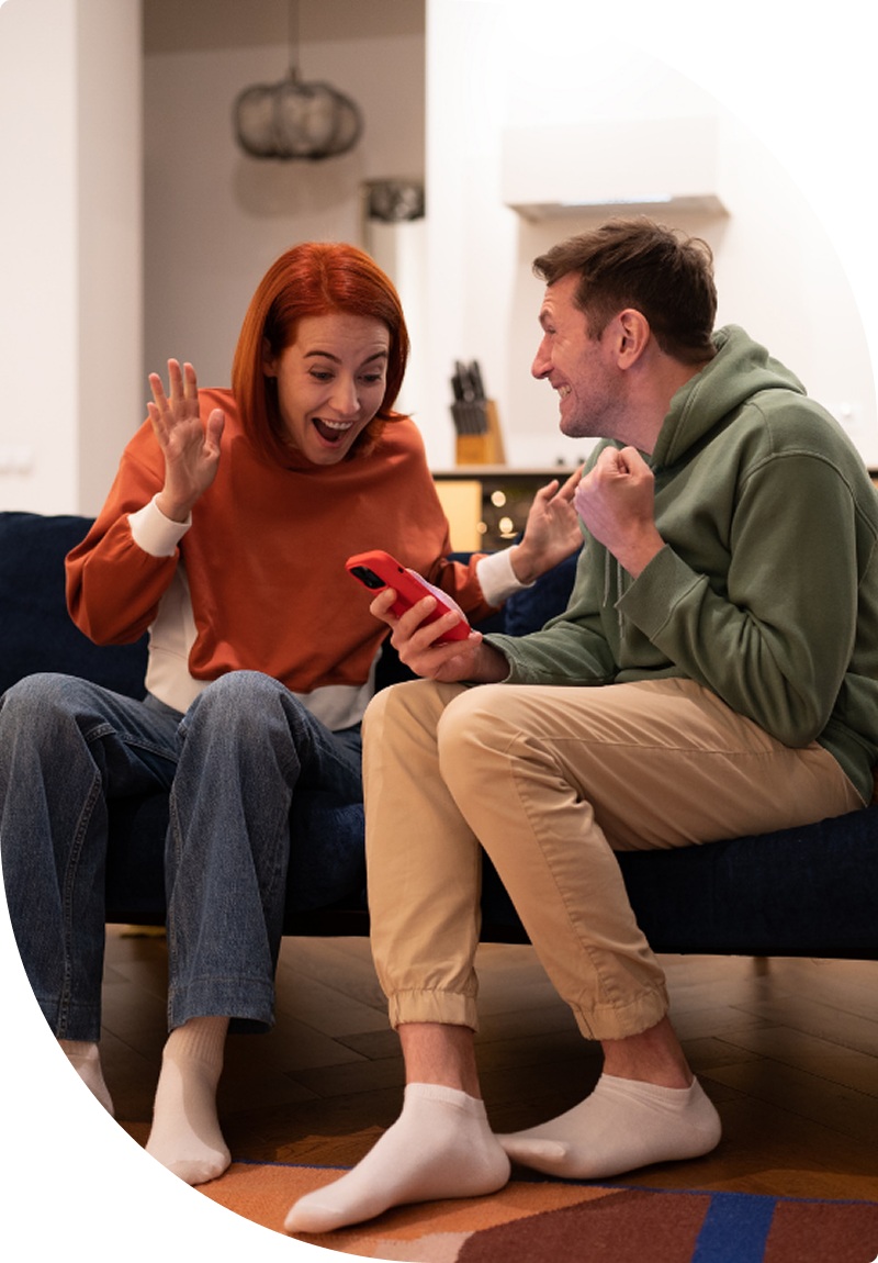 Couple heureux regarde écran de téléphone