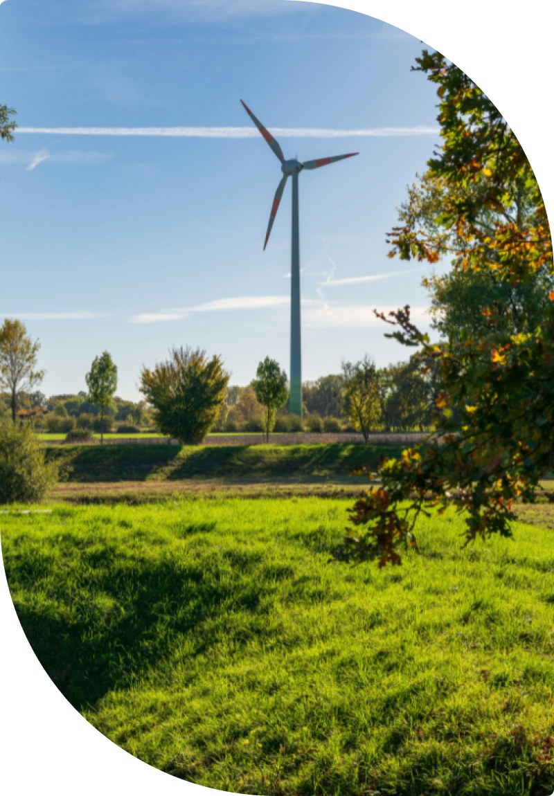 Eolienne dans paysage verdoyant