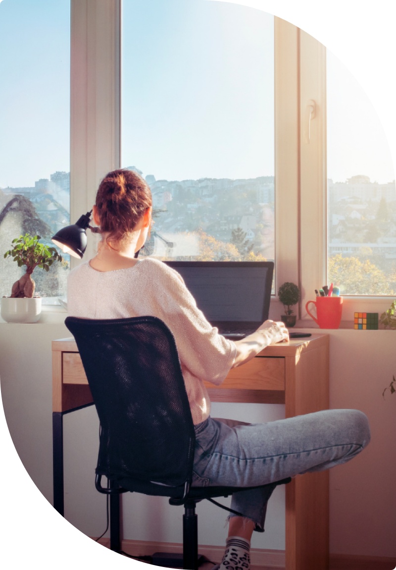 Femme à la maison en recherche sur ordinateur
