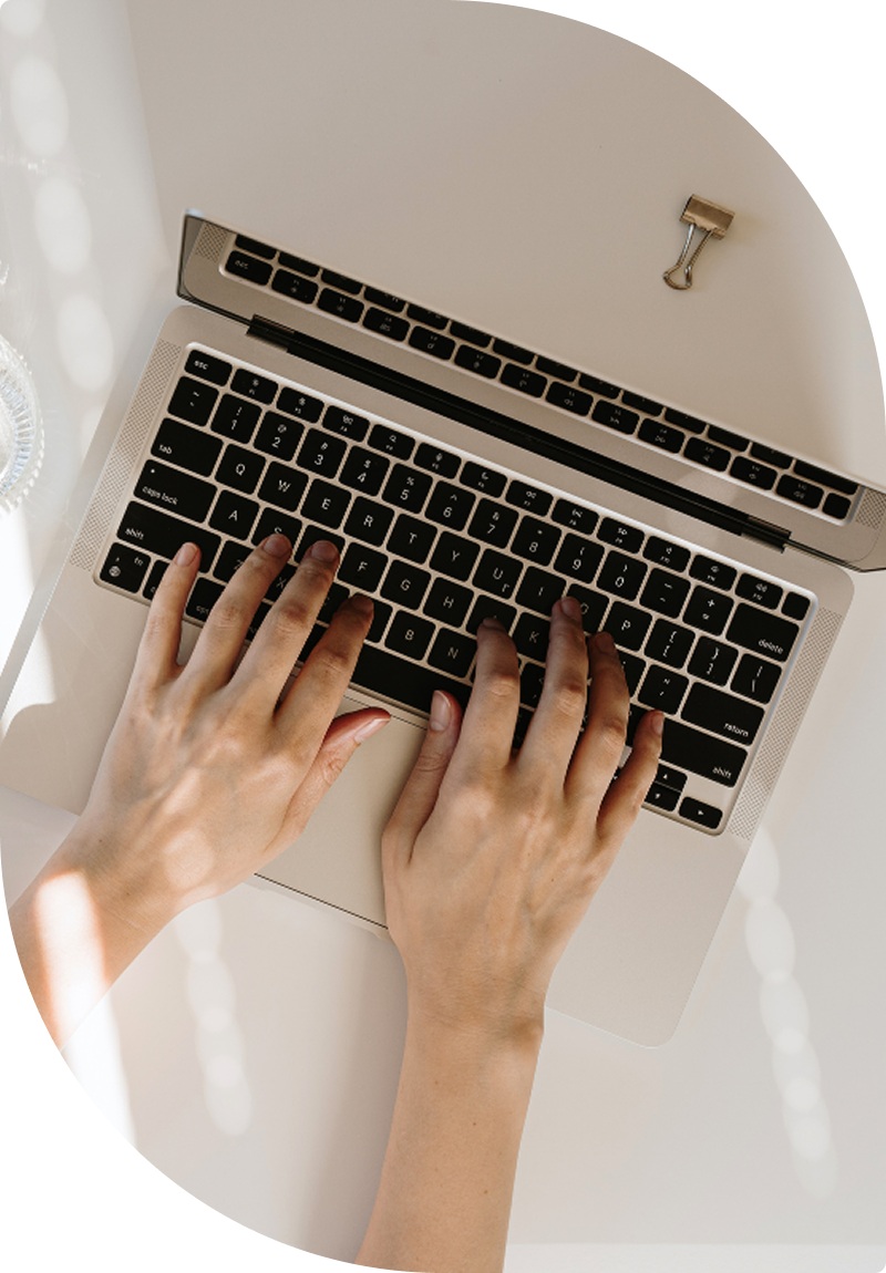 Femme recherche sur son laptop