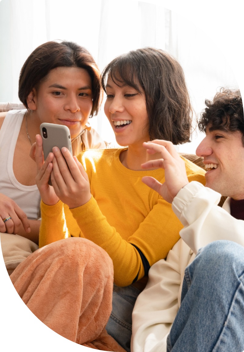 Groupe d'amis regarde un smartphone