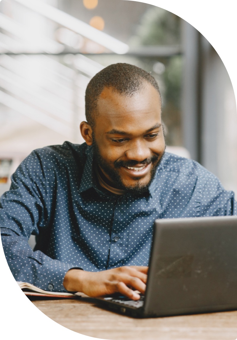 Homme recherche fournisseur sur ordinateur