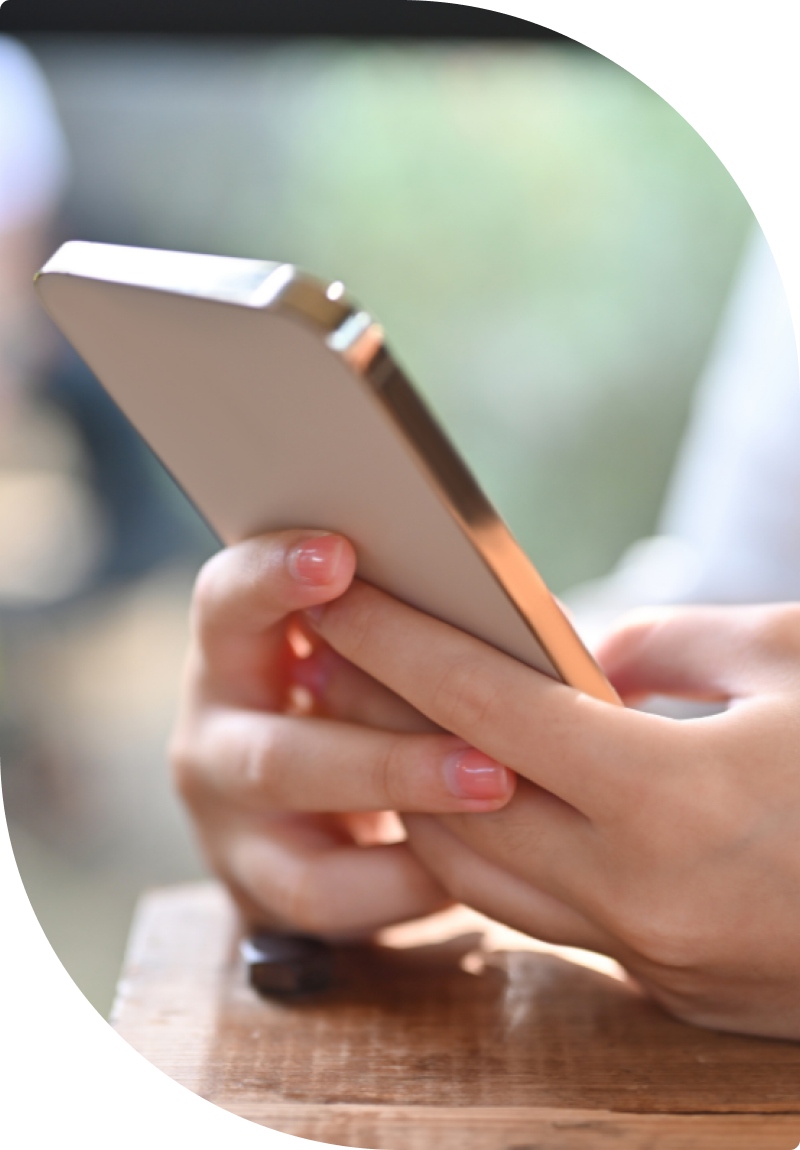 Mains avec smartphone