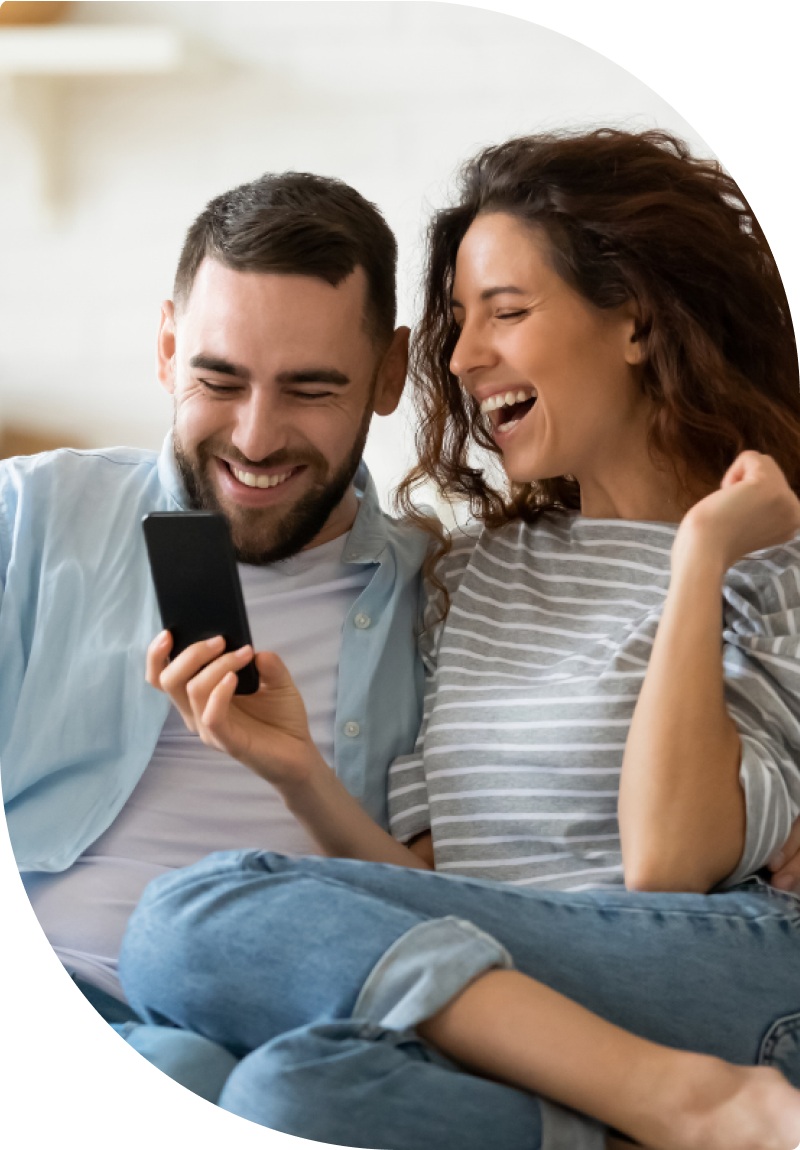 Couple à la maison heureux de passer chez la bellenergie