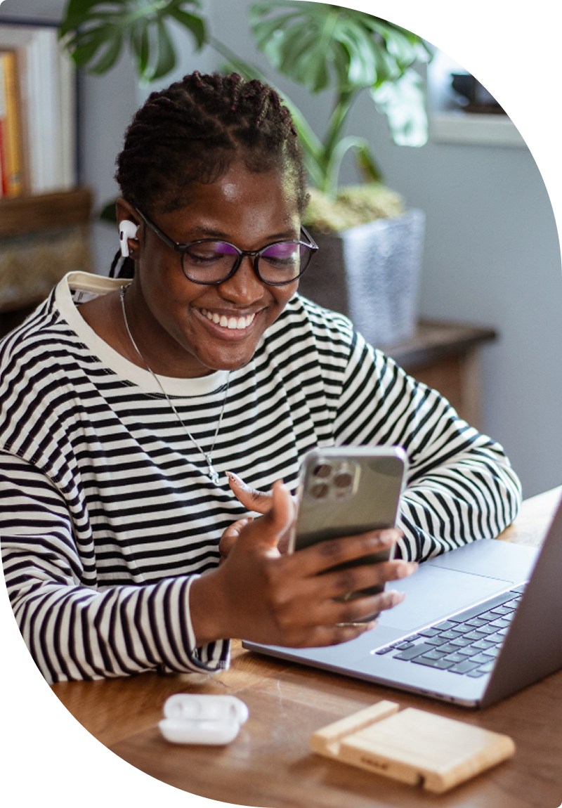 Femme fait une souscription sur mobile