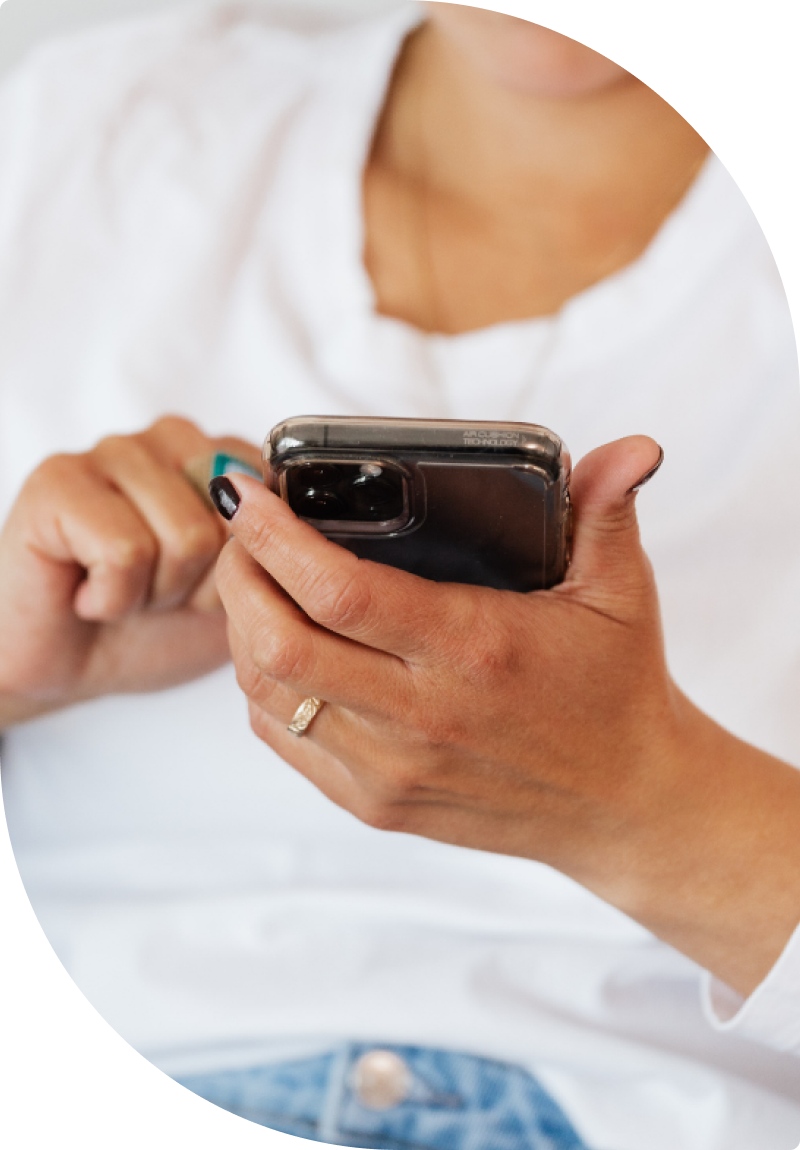 Mains de femme sur smartphone