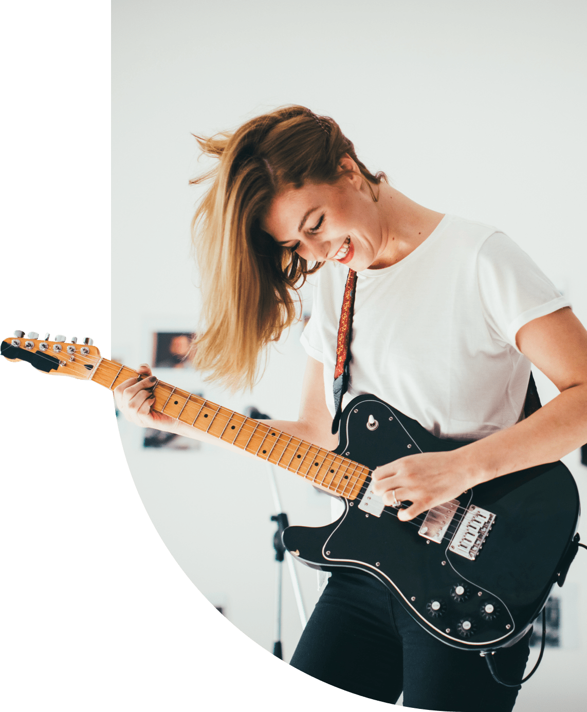 Jeune femme jouant de la guitare - la bellenergie