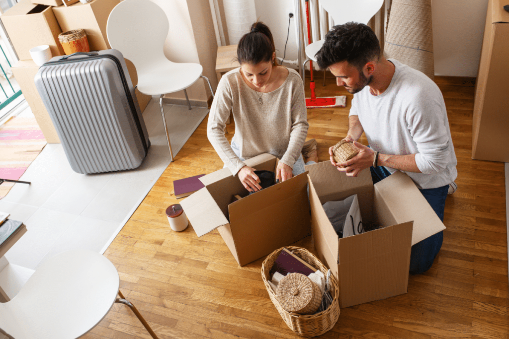 Couple préparant des cartons de déménagement
