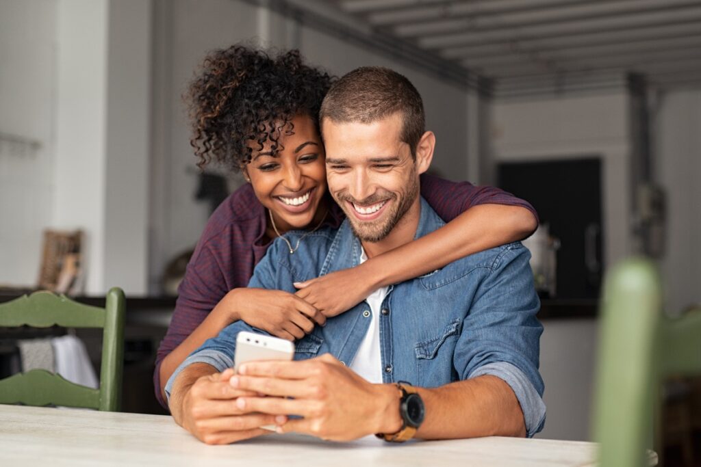 Couple heureux - Change de fournisseur sur mobile