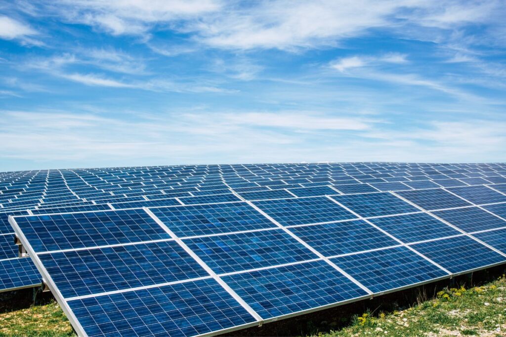 Site panneaux solaires et ciel bleu